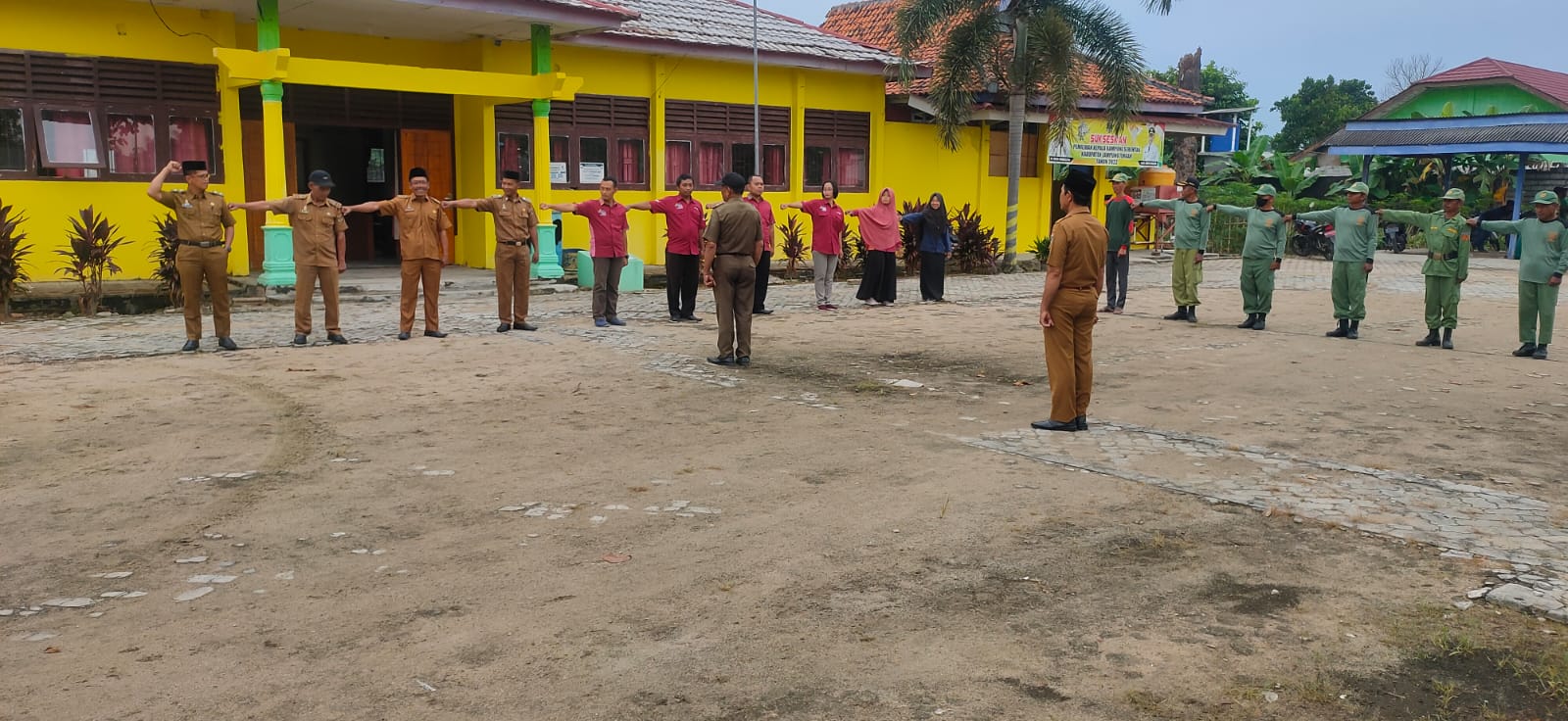 Acara Rutin Apel pagi 10 Oktober 2022 ASN bersama Pendamping  Kecamatan Bandar Bandar Surabaya bersama